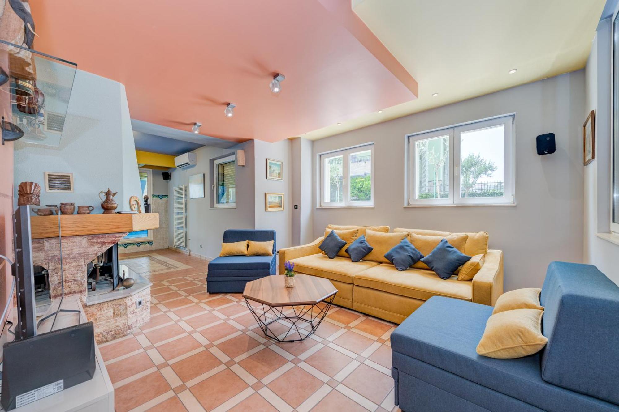 Blue Dolphin Apartment - Private Indoor Pool, Jacuzzi, Garden Split Exterior photo