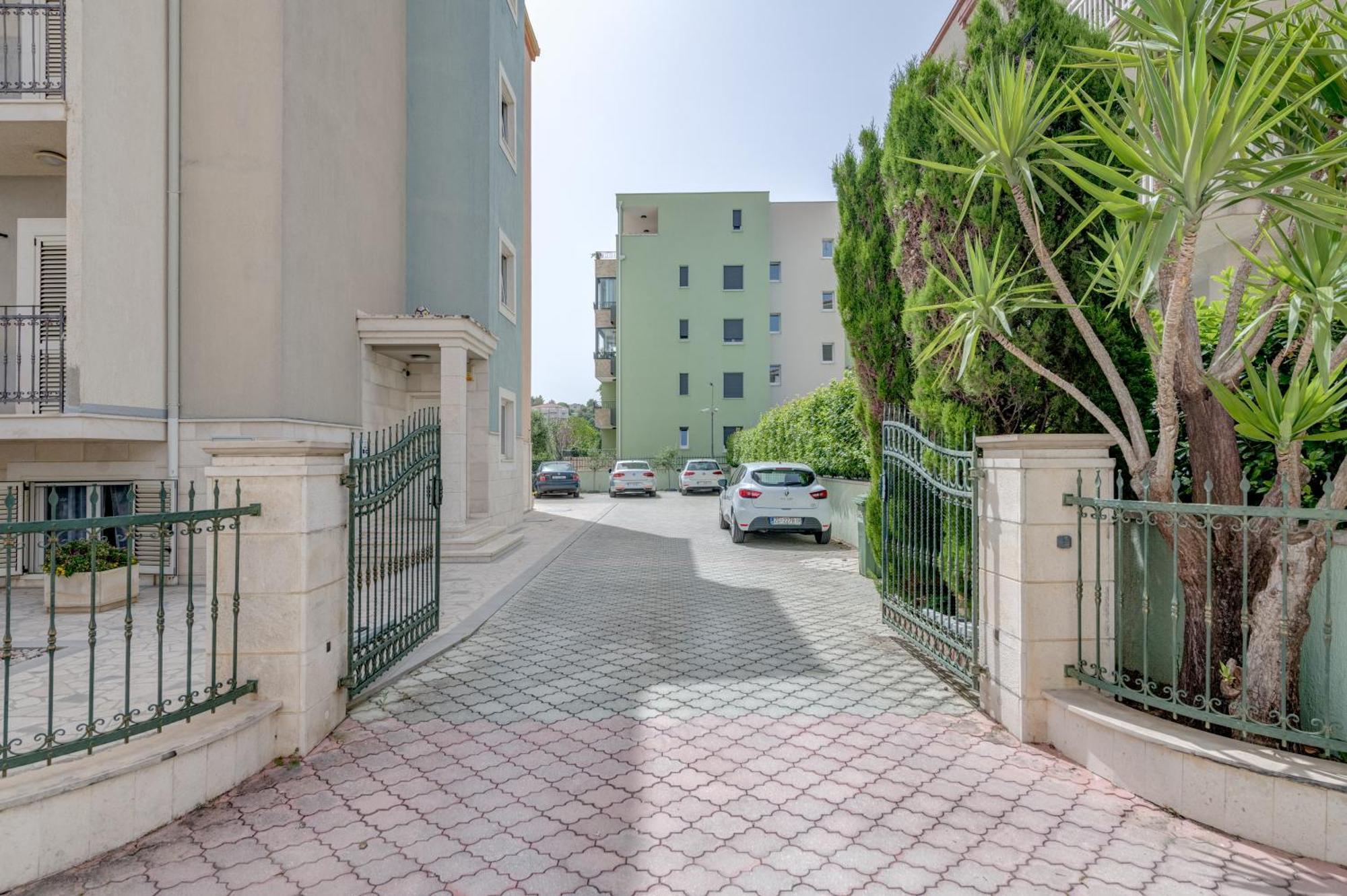 Blue Dolphin Apartment - Private Indoor Pool, Jacuzzi, Garden Split Exterior photo