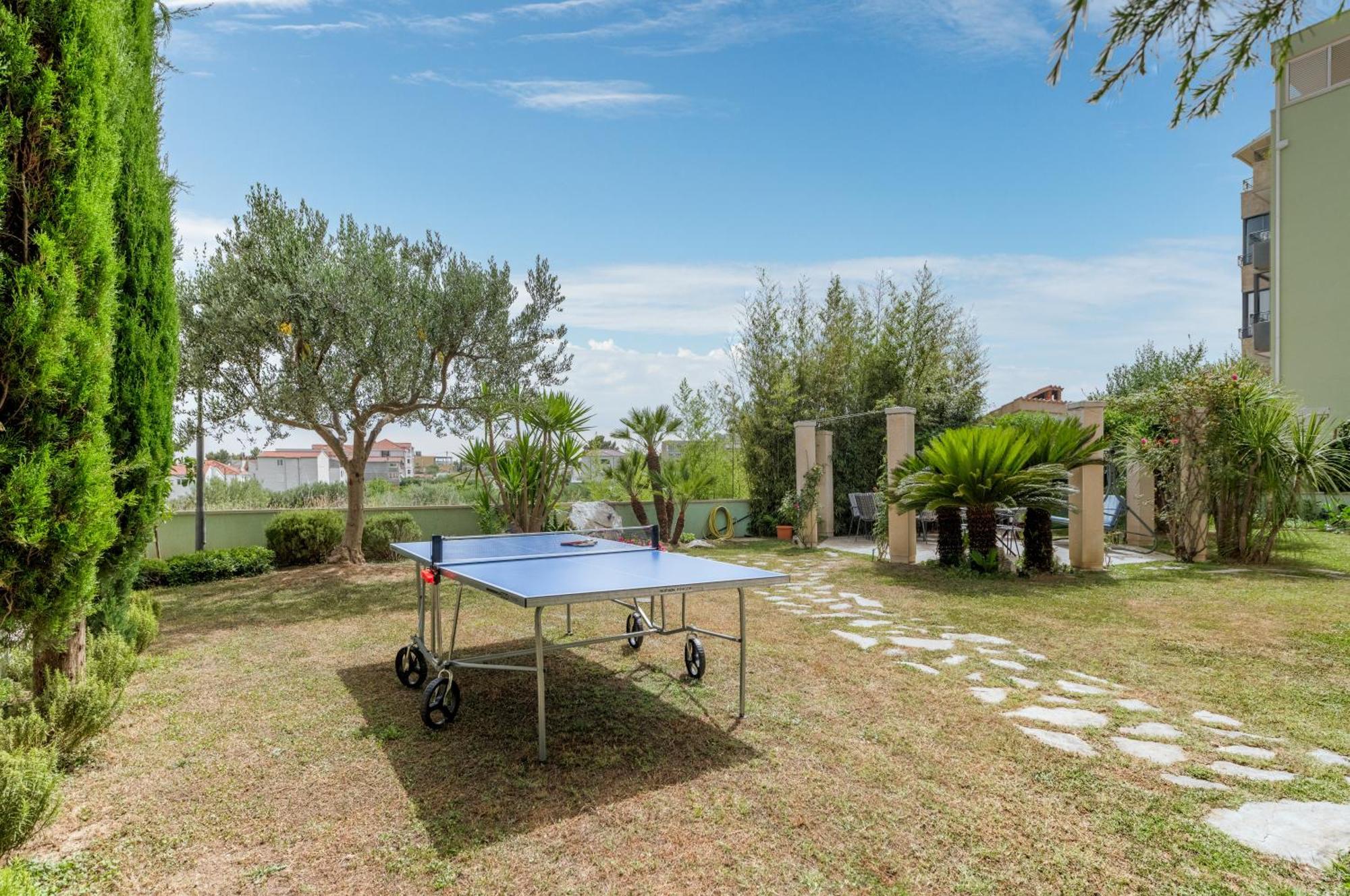 Blue Dolphin Apartment - Private Indoor Pool, Jacuzzi, Garden Split Exterior photo